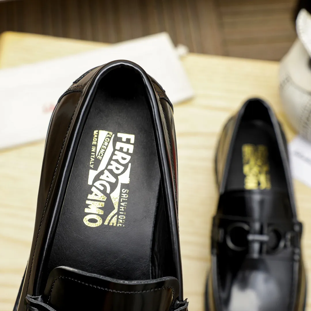 Factory price 440 🔥Ferragamo's new men's casual slip-on shoes🇨🇳Official website original 1:1 mold opening, original quality💯Fine workmanship, high-end luxury☘The upper is made of imported Italian first-layer cowhide🌴🐂Leather lining🍓Rubber wear-resistant and non-slip outsole, breathable and comfortable to wear🍍The first choice for high-taste men🍉2 colors available! Code number 39-44 (38.45. Can be customized)